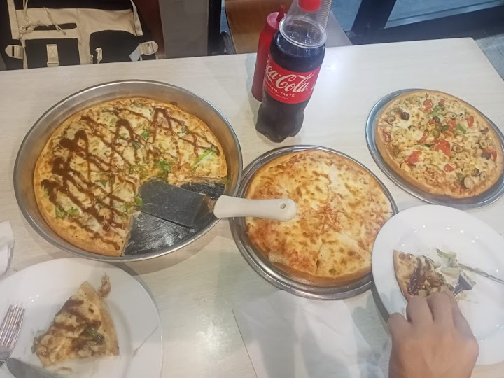 Mo'men & Pizza King
