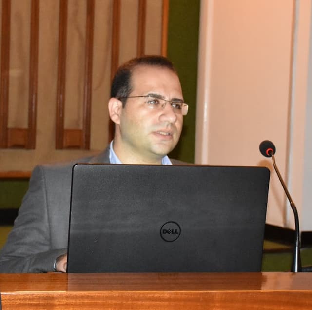 عيادة الاستاذ الدكتور أحمد عفت - مخ واعصاب و القسطره المخيه - المنصورة