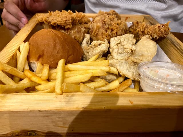 Chicos fried chicken شيكوس