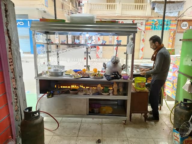 مطعم فول وفلافل