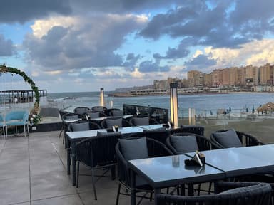 La Noche Cafe & Restaurant