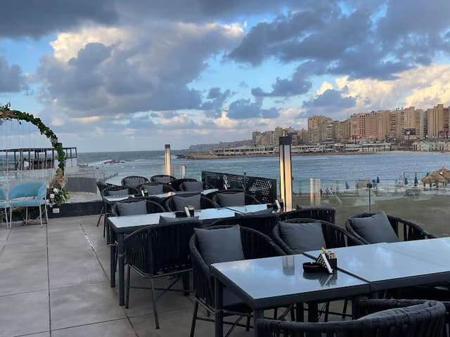 La Noche Cafe & Restaurant