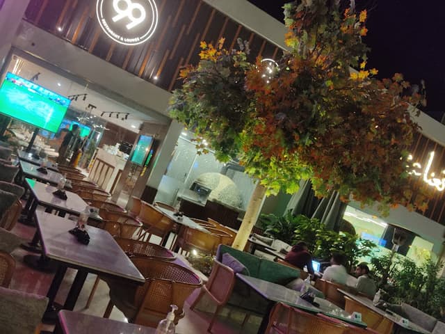 Famoso restaurant & lounge