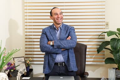 دكتور خالد رياض أستاذ واستشاري جراحات التجميل