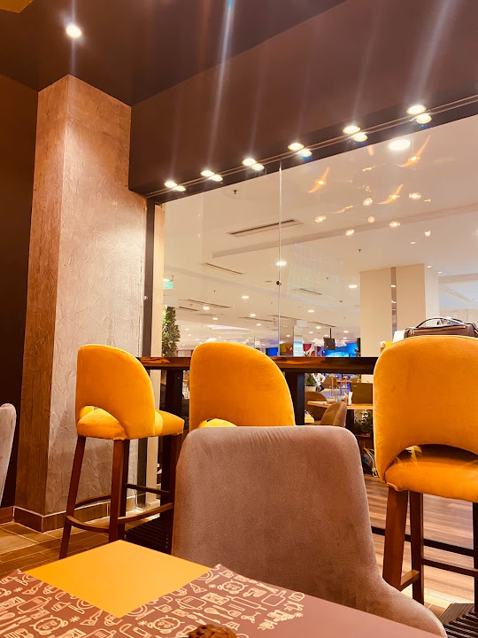 Caterer Bee - CB Cafe & Lounge
