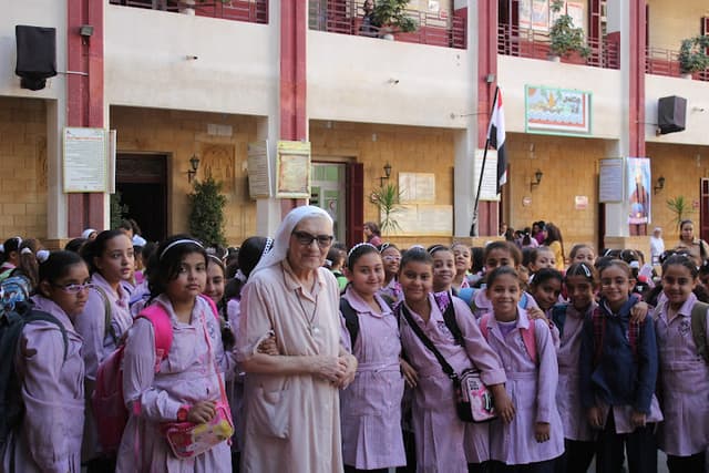 مدرسه العائله المقدسه بنات -حلوان