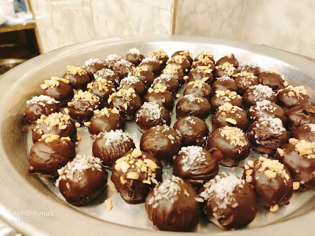 حلواني كنافة وقشطة