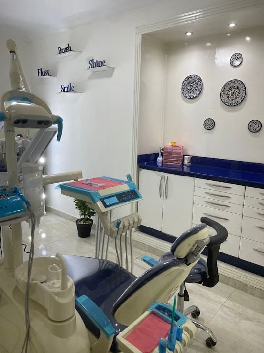 العيادة لطب الفم و زراعة الأسنان