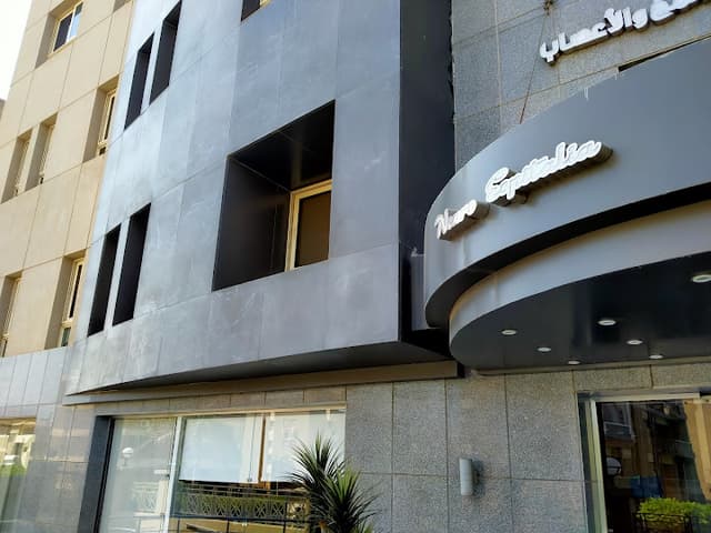 دكتور احمد صلاح الدين حسن استشارى المخ و الاعصاب
