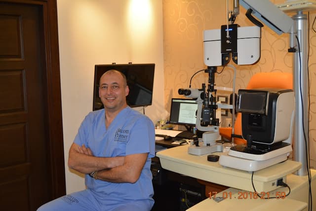 Dr. Tarek Abdelsamie Oyoni Eye Center