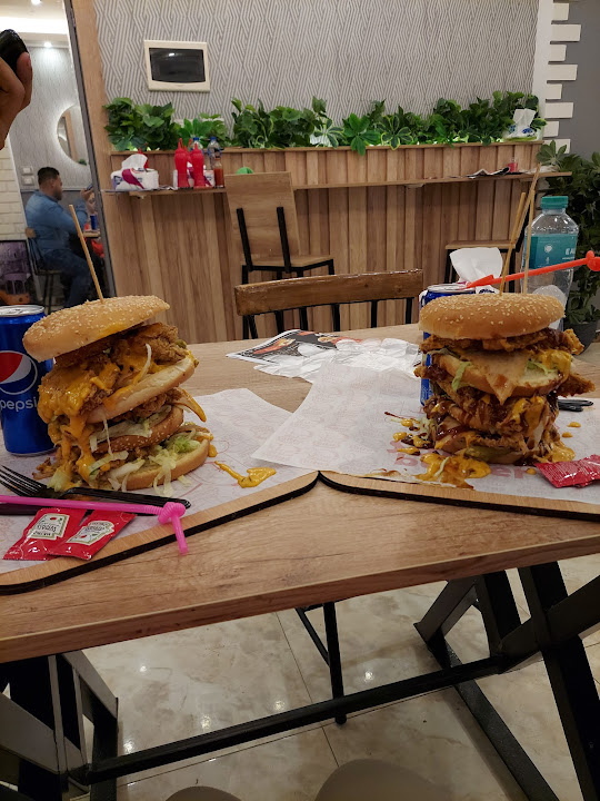 مطعم و كافيه بوخارست