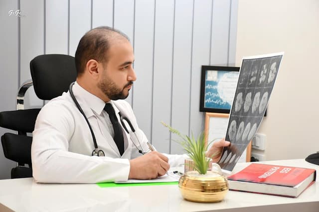 دكتور محمد عبد المعطى مخ واعصاب أطفال