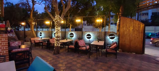 Michael's Cafe & Restaurant - كافية مايكل