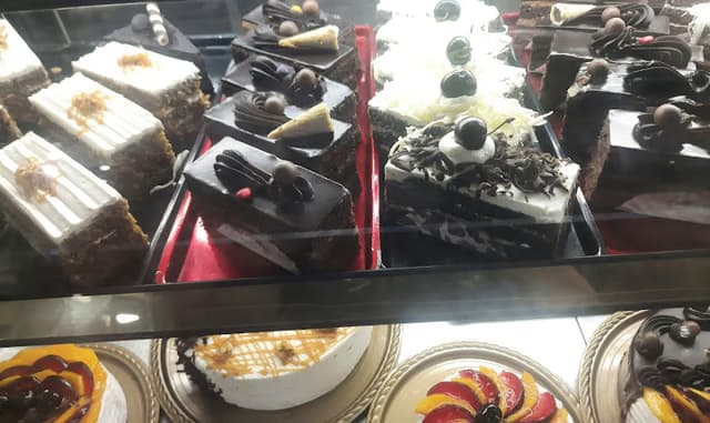 Pavlova pastry حلوانى بافلوفا
