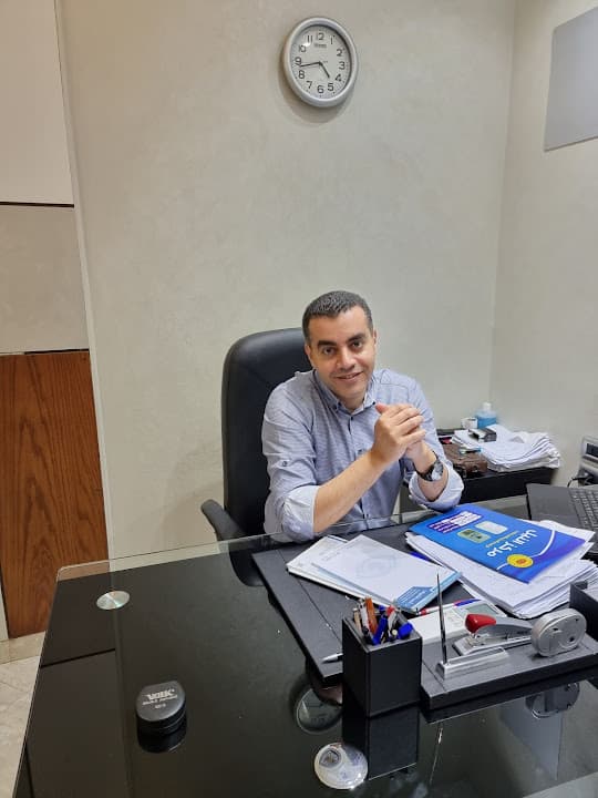 دكتور احمد الشربيني استشاري طب وجراحة العيون والليزك