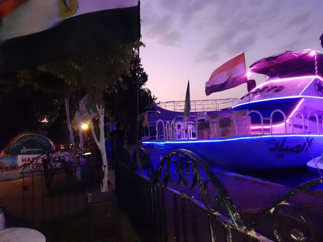 جزيرة مناحل العسل