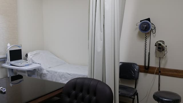 دكتور عادل عبدالمجيد قطب استشاري الصدر و الباطنة / عيادة الميدان للصدر