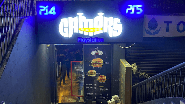 Gamers PlayStation Cafe