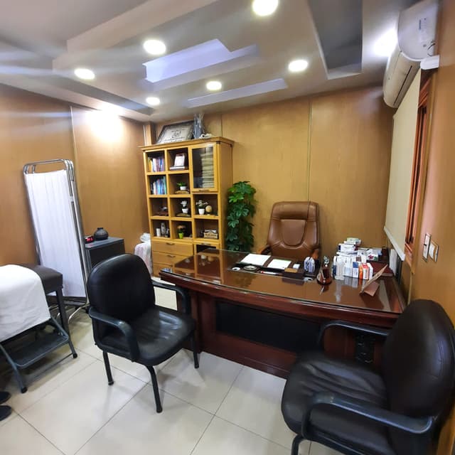 دكتور هشام عبد العزيز شرف استشارى باطنه وقلب