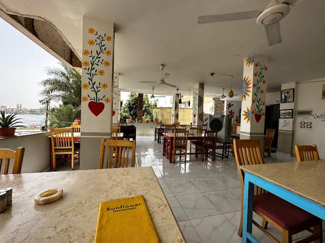 مطعم دوار الشمس Sunflower Restaurant